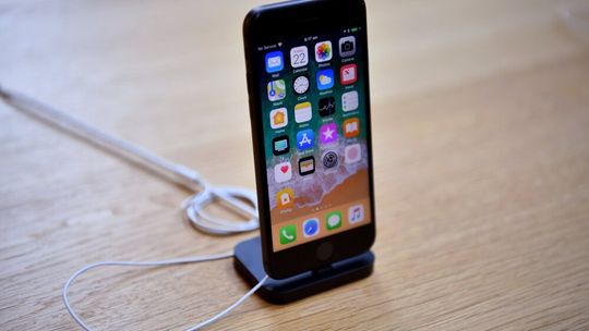 CBOS: 73 proc. badanych jest za zakazem używania smartfonów w szkołach