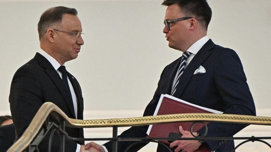 CBOS: Szymon Hołownia i Andrzej Duda wciąż liderami rankingu zaufania do polityków