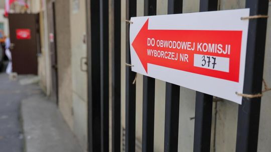 CBOS: w drugiej turze Trzaskowski i Nawrocki, ewentualnie Mentzen