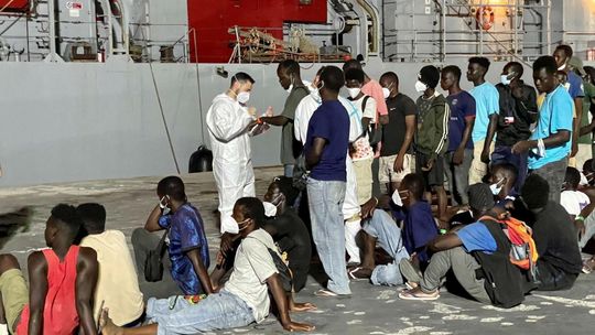 CBPE: Tylko 5,8 proc. Polaków popiera obowiązkową relokację migrantów i pakt migracyjny