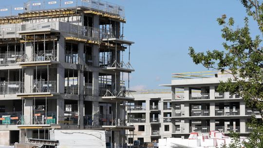 CBRE: podwyżka stóp procentowych może mieć stabilizujący wpływ na rynek mieszkaniowy