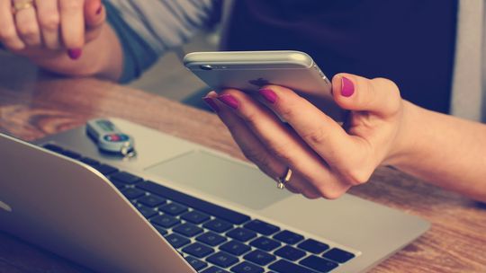 CBZC ostrzega przed niebezpieczeństwami związanymi z płatnościami mobilnymi