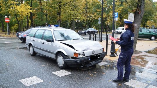 Chciała przejechać... uderzyła