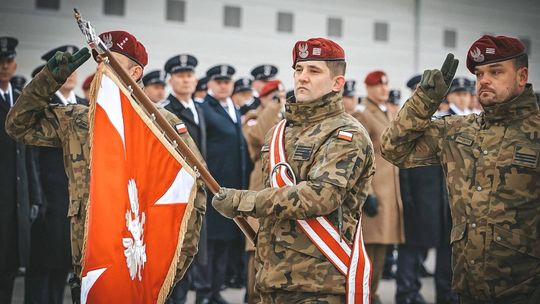 Chorągiew Wojska Polskiego dla 7 Dywizjonu Lotniczego. Wyjątkowe święto w Nowym Glinniku