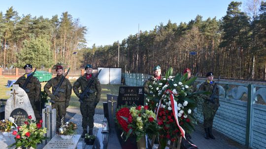 Cicha uroczystość przy grobie gen. Tadeusza Buka — sztafeta pamięci ofiar Katastrofy Smoleńskiej