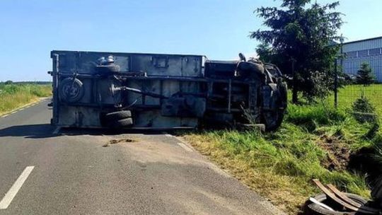 Ciężarówka przewróciła się na drodze 