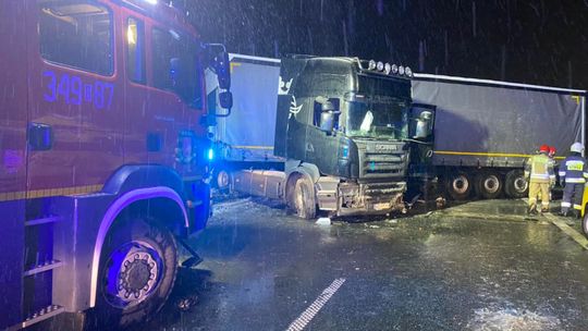 Ciężarówki tańczą na śliskiej drodze 