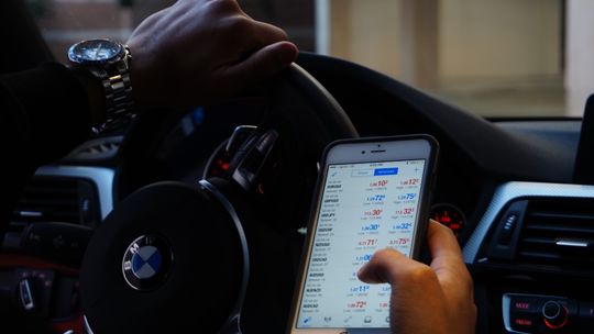 Co nam grozi za używanie telefonu podczas jazdy?