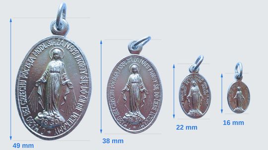 „Cudowne” medaliki pod krzesłami radnych. Kto je przykleił i po co?