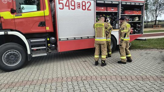 Ćwiczenia strażackie w Glinniku. Alarm w szkole, sprawne ewakuowanie i szybka akcja OSP