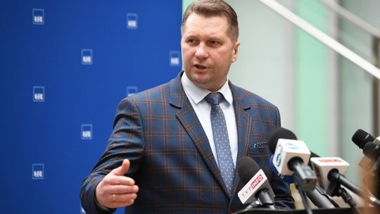 Czarnek: uczniowie klas V-VIII podstawówek i szkół średnich od czwartku na nauczaniu zdalnym