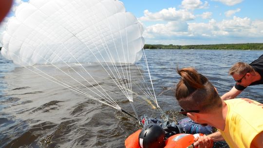Czasze spadochronów nad Zalewem Sulejowskim