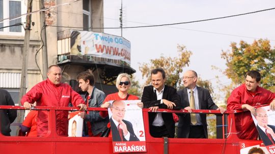 Czerwony autobus przez ulice naszego miasta mknął...