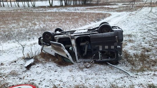 Dachowanie w Kierzu. Interwencja OSP Lubochnia i strażaków z Tomaszowa