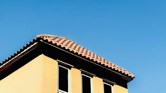 Dachówka betonowa – z czego jest zrobiona i czy warto ją wybrać?