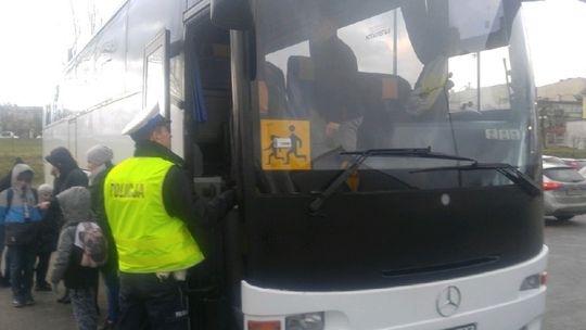 Dbając o bezpieczeństwo najmłodszych policjanci kontrolują autokary