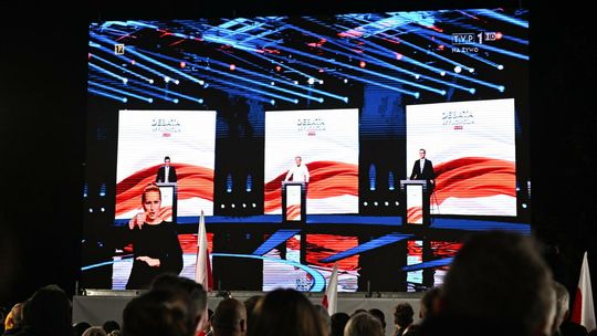 Debata w TVP głównie między M. Morawieckim i D. Tuskiem; w tle wazon od Putina i zaproszenie na debatę dla prezesa PiS