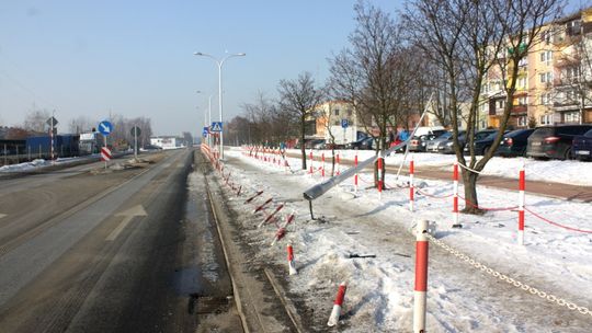 Demon prędkości - na szczęście nikogo nie zabił ściął latarnie i słupki z łańcuchami