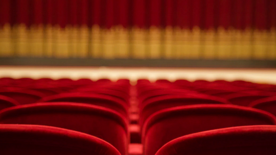 Dlaczego teatr jest lepszy od kina?