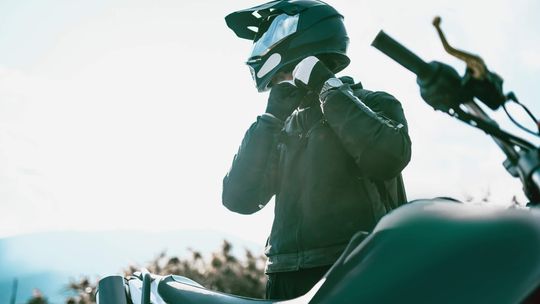 Dlaczego warto inwestować w kaski Shoei? 3 modele pod krytycznym okiem motocyklisty
