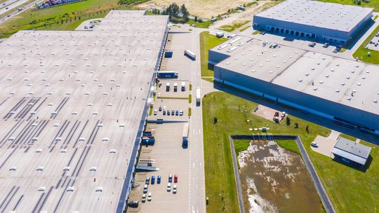 Dlaczego warto wynająć magazyn w centrum logistycznym w Ożarowie?