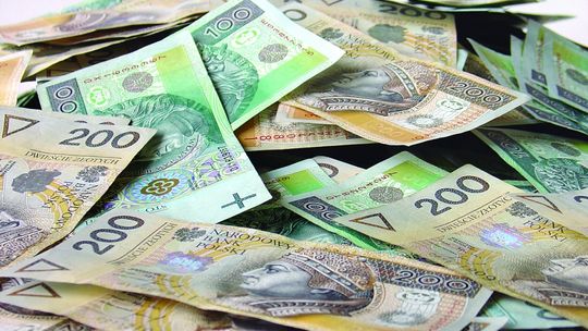Dodatkowe wynagrodzenia rujnują finanse publiczne
