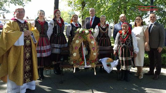 Dożynki parafialne w gminie Tomaszów. Rolnicy dziękowali za plony w kilku parafiach