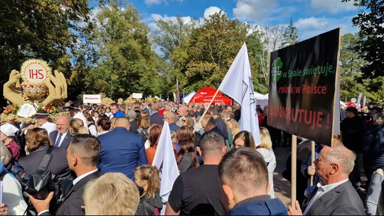 Dożynki w Spale przerwane: rolnicy podrzucili wieniec pogrzebowy, żądają kontroli importu i uczciwych cen