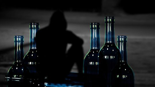 Dr hab. Balwicki: należy wprowadzić wyższe ceny na alkohol i ograniczyć jego dostępność (wywiad)