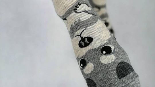 Dress code jest zdecydowanie zbyt sztywny? Załóż skarpetki w śmieszne wzory do pracy!