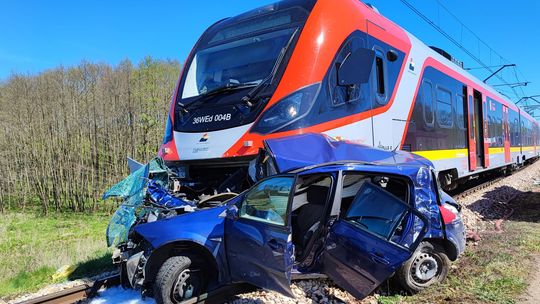 Dwie osoby zginęły w zderzeniu samochodu osobowego z pociągiem