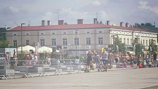 Dzieci z półkolonii w fontannach?
