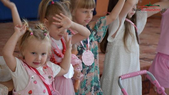 Dzień Rodziny w Dzielnej. Wspólne świętowanie połączyło uczniów, rodziców i dziadków