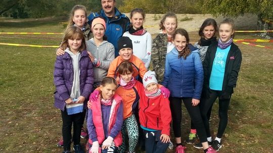 Dziewczynki z „Dwunastki” ponownie najlepsze w powiecie w biegach przełajowych