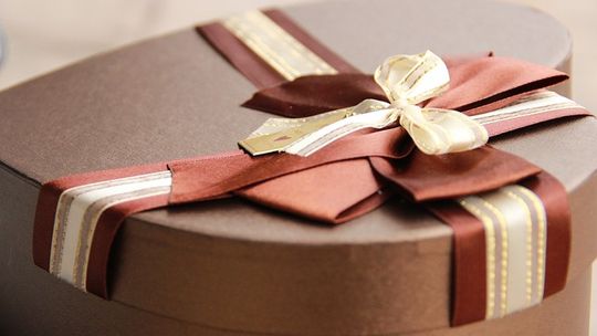 Efektowne prezenty dla młodej pary – pomysły