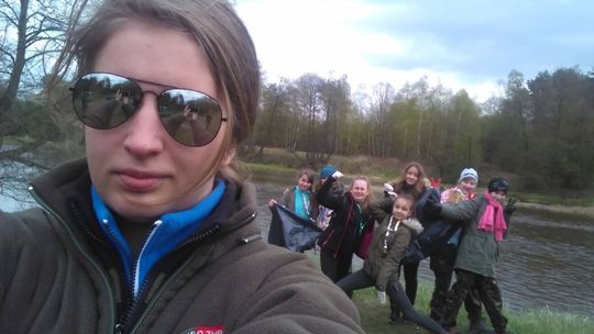 Ekologia to nie tylko słowo to także działanie, czyli harcerze sprzątają śmieci wzdłuż rzeki Pilicy