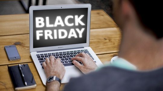 Ekonomista o Black Friday: obniżki rzędu 30 proc. powinny budzić nieufność