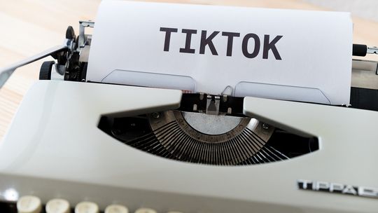 Eksperci alarmują: TikTok poza kontrolą dorosłych; algorytmy modelują emocje dzieci