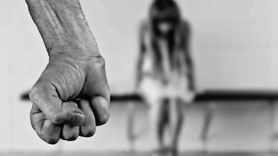Eksperci: konsekwencją epidemii są nie tylko zakażenia, ale też wzmożona przemoc wobec dzieci