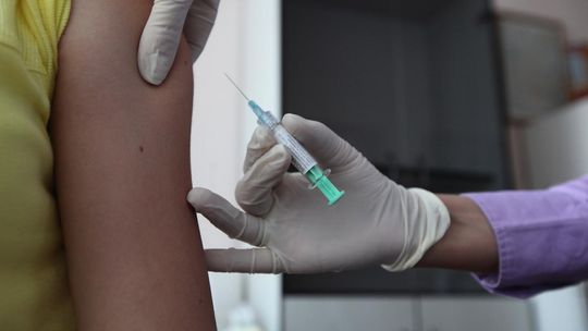 Eksperci o utrudnieniach w programie bezpłatnych szczepień przeciw HPV