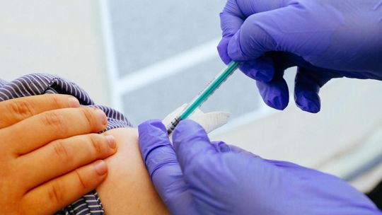 Eksperci: przepisy dot. wglądu w informacje o zaszczepieniu pracowników potrzebne