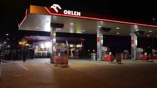 Eksperci: zapowiedziane obniżki cen już widać na stacjach Orlenu, a wkrótce na całym rynku