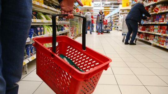 Ekspert: coraz więcej jest kradzieży produktów podstawowych w sklepach