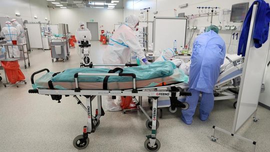 Ekspert: nie kontrolujemy już nowych zakażeń SARS-CoV-2