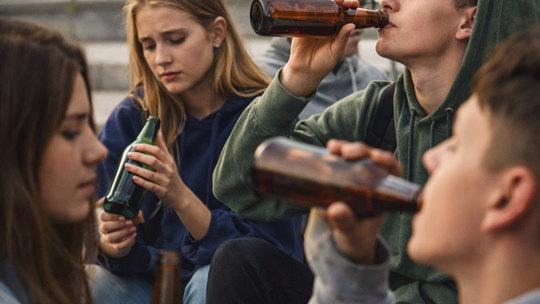 Ekspertka: alkohol pozostaje najpowszechniejszą używką wśród polskich nastolatków