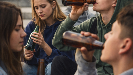 Ekspertka: alkohol pozostaje najpowszechniejszą używką wśród polskich nastolatków