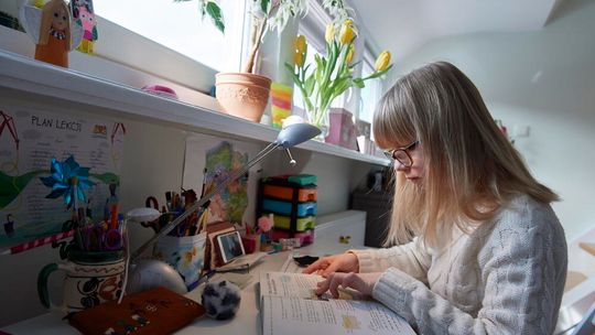Ekspertka: dzieci prowadzą siedzący tryb życia, co odbija się w postawie ciała