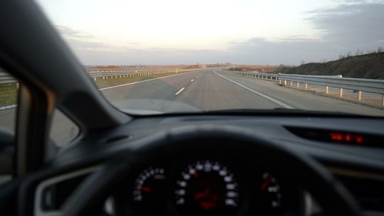 Ekspertka: nowe technologie w samochodach mogą utrudniać radzenie sobie w nieoczekiwanych sytuacjach drogowych
