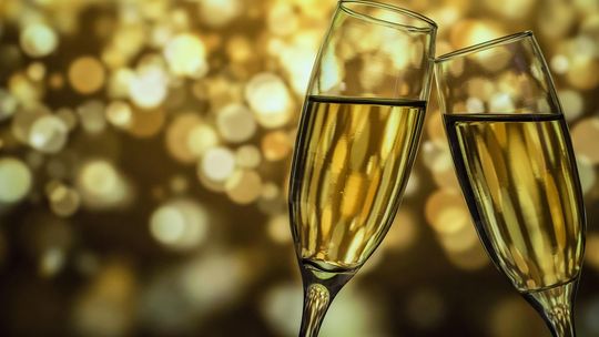 Ekspertka: toast kieliszkiem szampana uczy dziecko, że picie alkoholu jest atrakcyjne