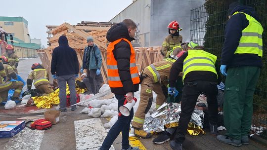 Eksplozje paczek w Ceramice Paradyż - spektakularne ćwiczenia ratownicze i ewakuacyjne w pięciu zakładach produkcyjnych